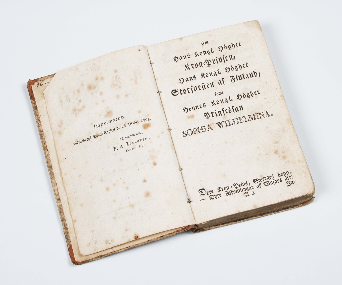 ABC-Bok. Lärobok för barn, som användes för hemmabruk. Författad av Joh. Gustaf Eckerberg. Bunden och tryckt, hos Gam. Norberg i Götheborg 1825. Innehåller: Stavning- renläsning- skrivlära, multiplikationstafla, räkneövningar, metallära m.m. Insidan märkt: ABC-Bok för Fäderneslandets Barn........Bruks- och åldersslitage.