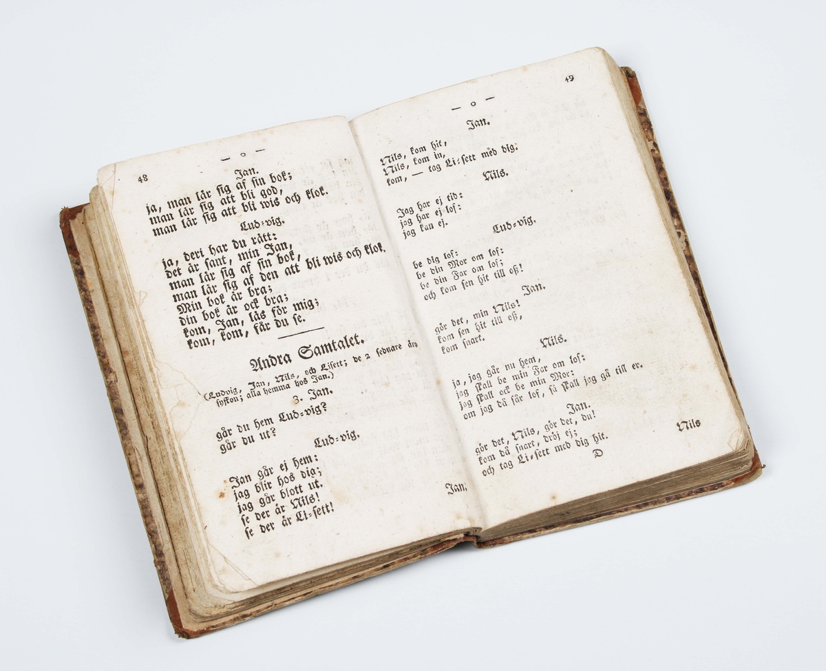 ABC-Bok. Lärobok för barn, som användes för hemmabruk. Författad av Joh. Gustaf Eckerberg. Bunden och tryckt, hos Gam. Norberg i Götheborg 1825. Innehåller: Stavning- renläsning- skrivlära, multiplikationstafla, räkneövningar, metallära m.m. Insidan märkt: ABC-Bok för Fäderneslandets Barn........Bruks- och åldersslitage.