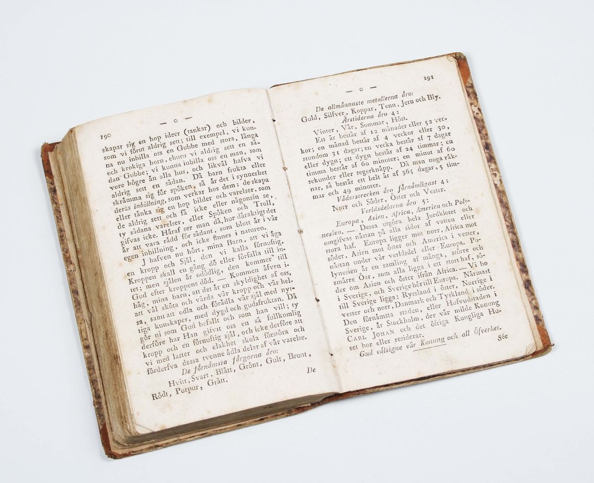 ABC-Bok. Lärobok för barn, som användes för hemmabruk. Författad av Joh. Gustaf Eckerberg. Bunden och tryckt, hos Gam. Norberg i Götheborg 1825. Innehåller: Stavning- renläsning- skrivlära, multiplikationstafla, räkneövningar, metallära m.m. Insidan märkt: ABC-Bok för Fäderneslandets Barn........Bruks- och åldersslitage.