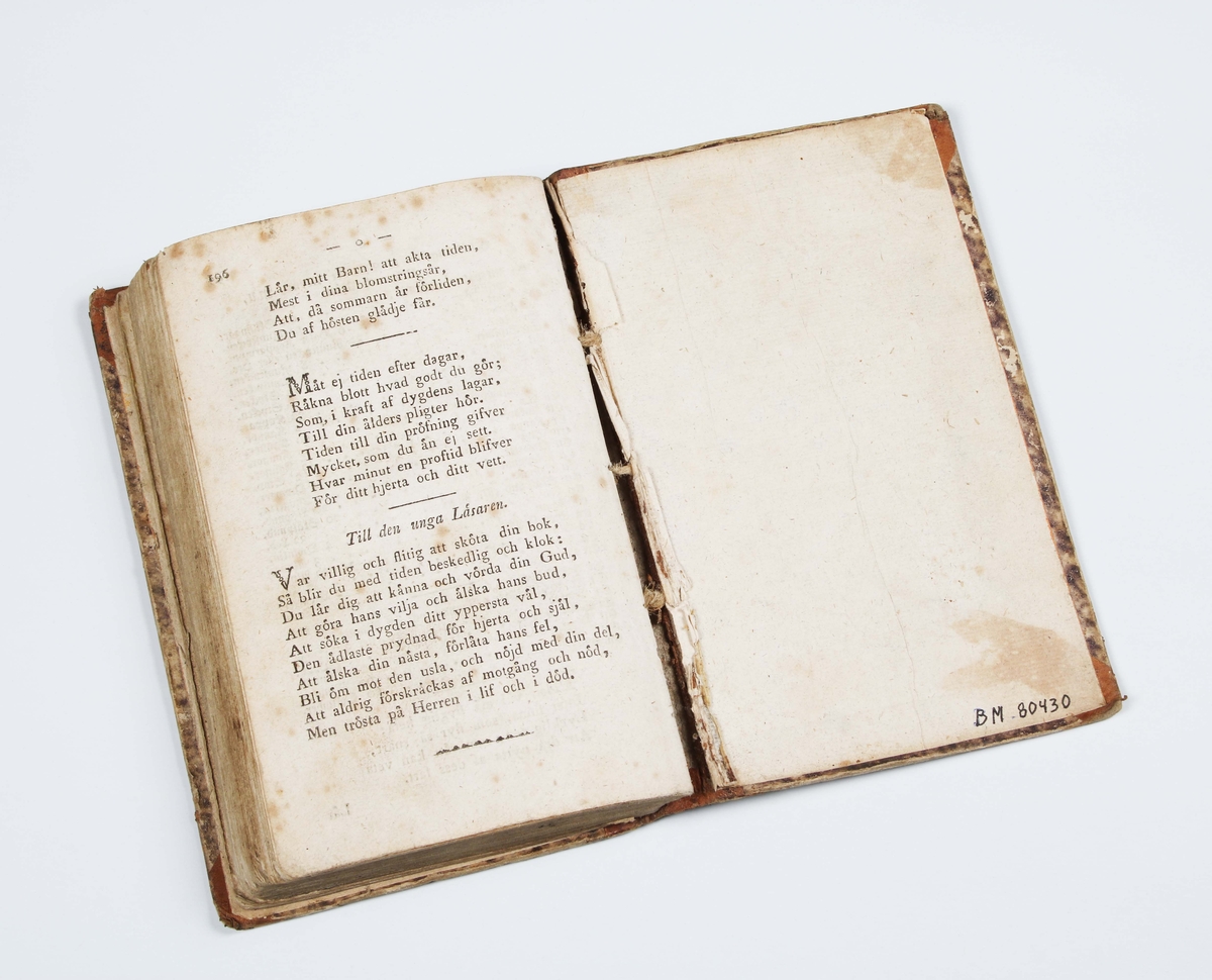 ABC-Bok. Lärobok för barn, som användes för hemmabruk. Författad av Joh. Gustaf Eckerberg. Bunden och tryckt, hos Gam. Norberg i Götheborg 1825. Innehåller: Stavning- renläsning- skrivlära, multiplikationstafla, räkneövningar, metallära m.m. Insidan märkt: ABC-Bok för Fäderneslandets Barn........Bruks- och åldersslitage.