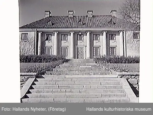 Rossareds säteri, huvudbyggnaden från 1918, ritad av Arvid Bjerke i den klassicerande stil som vid tiden växte fram och kom att kallas 20-talsklassicism. Pelarna och festongerna under fönstren är typiska element.