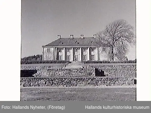 Rossareds säteri, huvudbyggnaden från 1918, ritad av Arvid Bjerke i den klassicerande stil som vid tiden växte fram och kom att kallas 20-talsklassicism. Pelarna och festongerna under fönstren är typiska element.