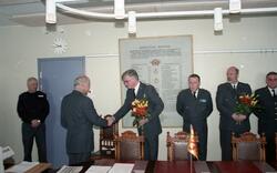 Hedersavtackning, ordersal.

F.vr. Mj Kurt Lennart Larsson, 