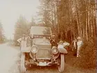 Bröderna Thermaenius var de första bilägarna i Hallsberg. Med bilen, en Scania Vabis, inköpt 1910, anordnades ofta utfärder för släkt och vänner. Folk ute på landsbygden imponerades storligen och trodde att T på nummerplåten betydde Thermaenius.
Bilen på denna bild är en Scania-Vabis från 1912-13. Den hade reg.nr. T55 och ägdes av AB Joh. Thermaenius & Son.
Thermaenius hade tidigare en äldre Scania från 1911 med samma reg.nr. (alltså en Scania från innan sammanslagningen med Vabis).