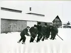 Västerås, Munkängen.
Snöröjande kranmaskinister på dåvarande Amerikakajen, slutet av 1930-talet.