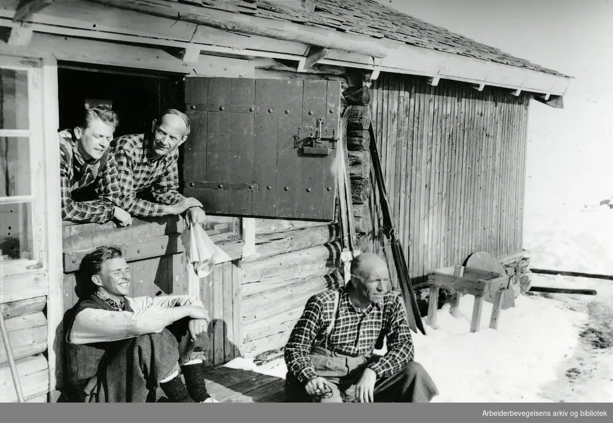 På Baukholstulen, Harpefoss i Gudbrandsdalen, påsken 1939. Sittende foran Einar Linderud og Martin Tranmæl. Bak står Kolbjørn Gjetanger og Einar Gerhardsen.