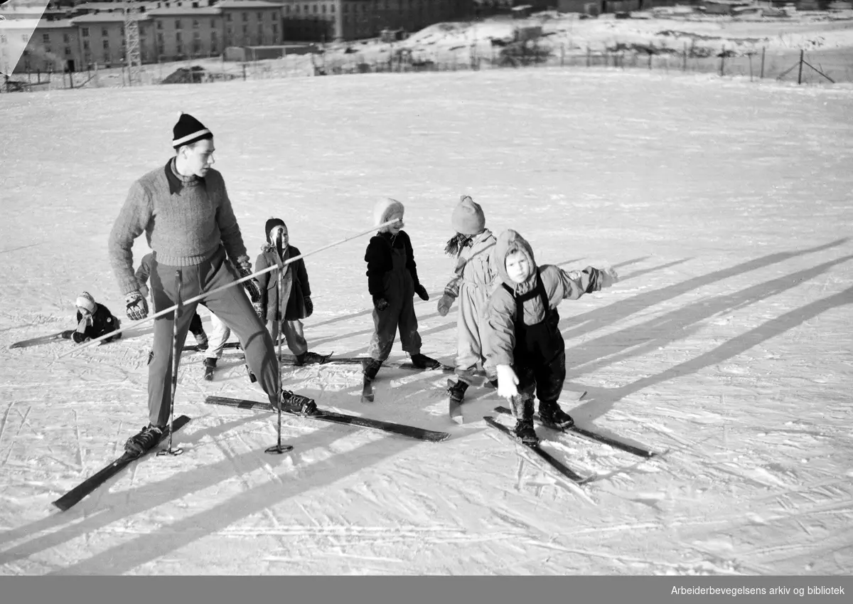 Oslo Framkrets' skiskole i Torshovdalen 13 til 17 januar 1950. Instruktør Odd Ingebretsen til venstre.