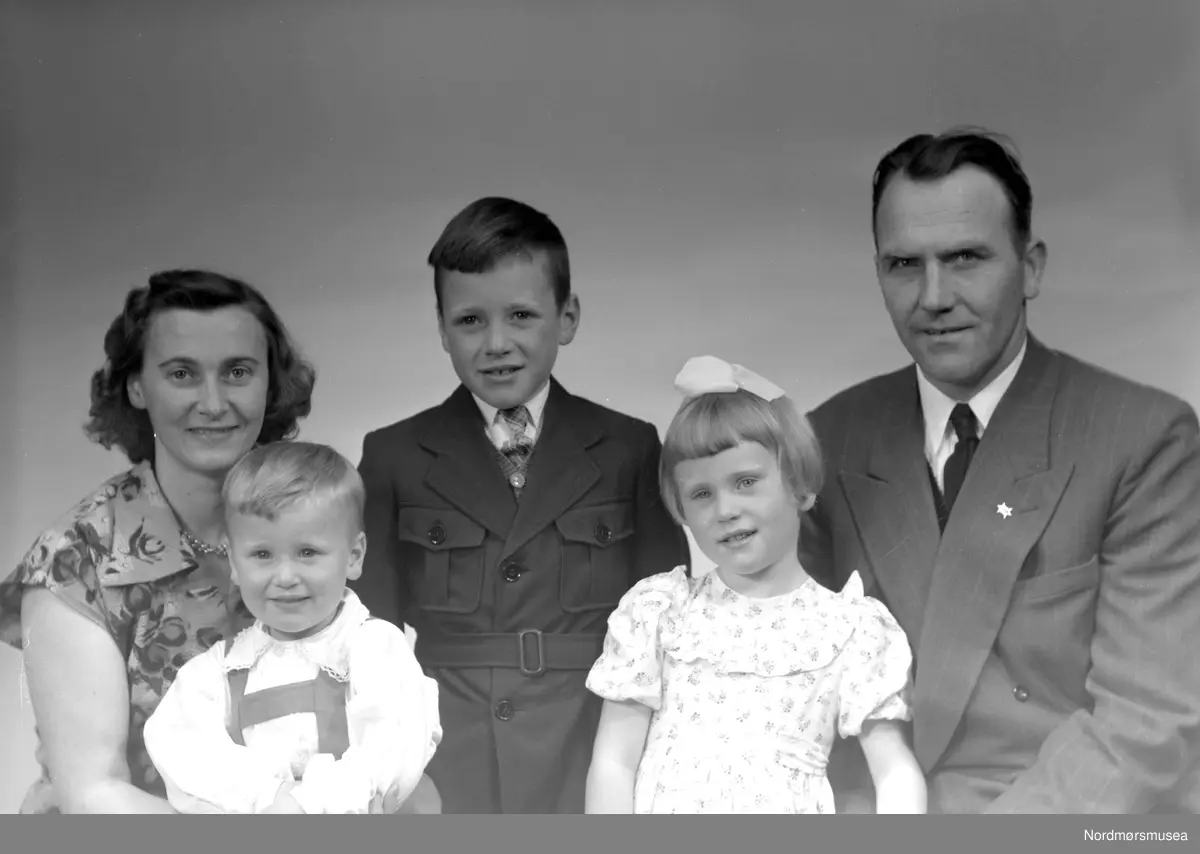 Gruppefoto familie. Bildet er registrert på navnet Bertram Brevik. Fra fotoarkivet etter portrettfotograf Claus Monge. Nordmøre museum overtok samlingen fra sommeren 2011.