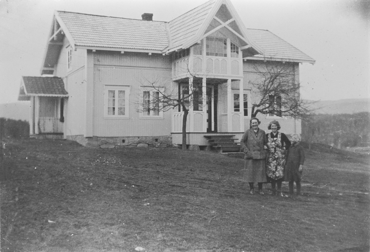 Borghild Anfinrud med to ukjente, foran Våningshuset på Anfinrud. Uten årstall.