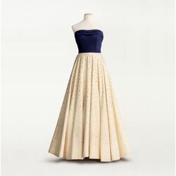 Klänning monterad på docka. Ärmlös aftonklänning. med midnat