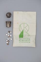 Arrangemang med rekvisitaföremål använda i samband med produ