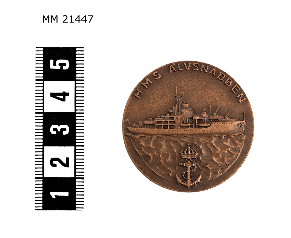 Minnespenning av brons. Åtsida: Fartyg på sjön visande babordssidan, fören närmast bildytan. Nedanför krönt stockankare. Runt kant text: "HMS ÄLVSNABBEN". Frånsida: Världskarta med hamnarnas namn. Banderoll med text: "LÅNGRESAN 1970-71".

På kanten: "SPORRONG".