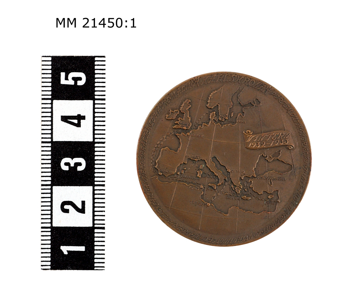 Minnespenning av brons. Åtsida: Fylgia på sjön visande styrbordssidan, nederst stockankare omgivet av tre kronor. Text: "HÂ·MÂ·SÂ·FYLGIA". Frånsida: Karta med rutor visande Europa samt delar av Nordafrika med hamnarna markerade. Banderoll med text: "VINTERN 1932-1933" Runt kanten hamnarnas namn.

På kanten: "SPORRONG & Co".