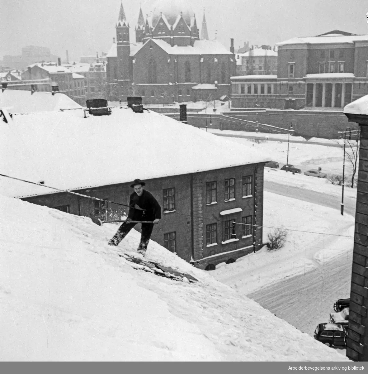 Snømåking. Empirekvartalet, Akersgata, Apotekergata, Grubbegata og Hospitalsgata. Trefoldighetskirken og Deichmanske bibliotek i Bakgrunnen.