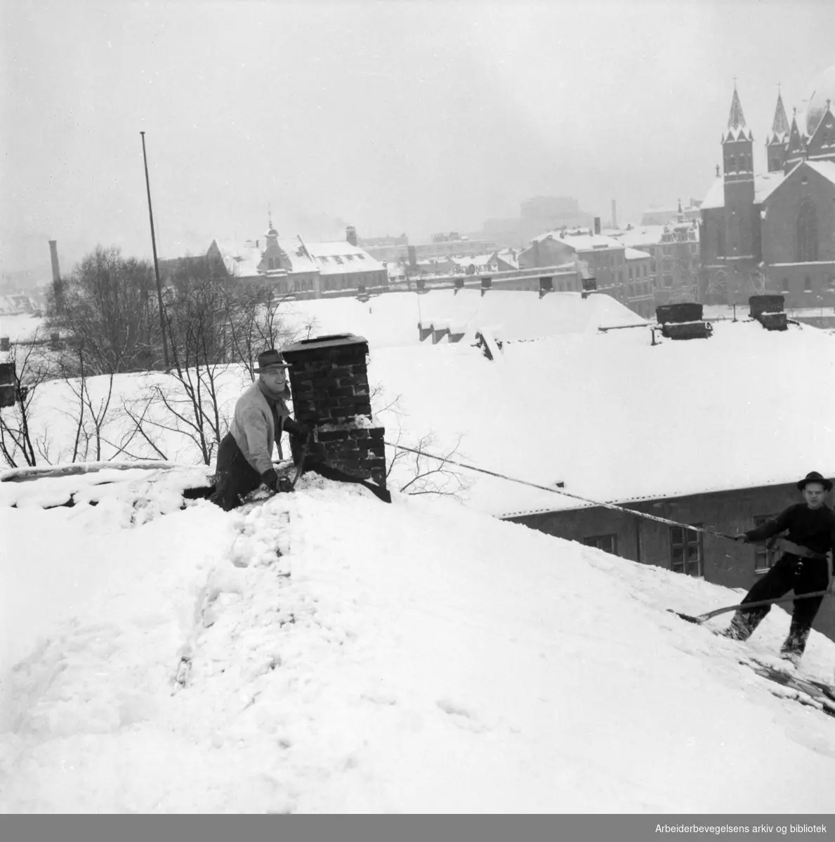 Snømåking. Empirekvartalet, Akersgata, Apotekergata, Grubbegata og Hospitalsgata. Trefoldighetskirken til høyre..