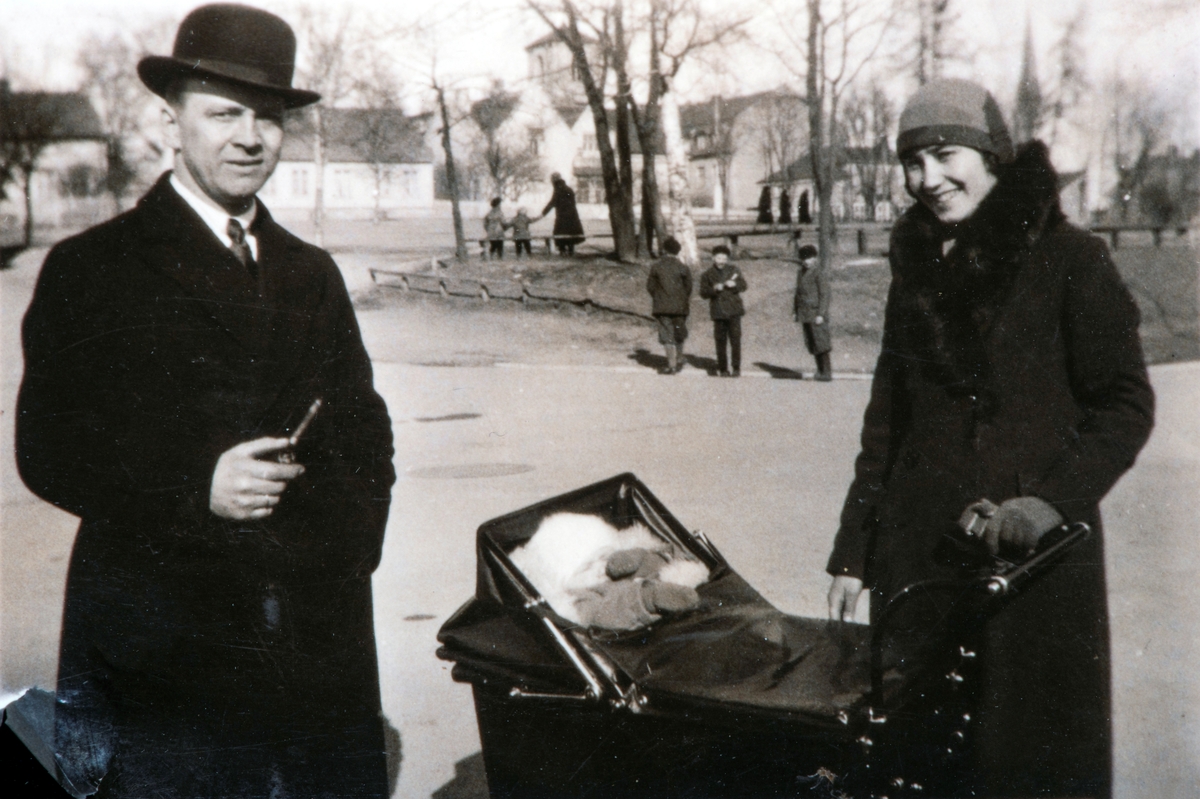 Nils Kristiansen, Eva Kristiansen i barnevogn, og Edel Kristiansen, Middelskoletorvet, 1932.