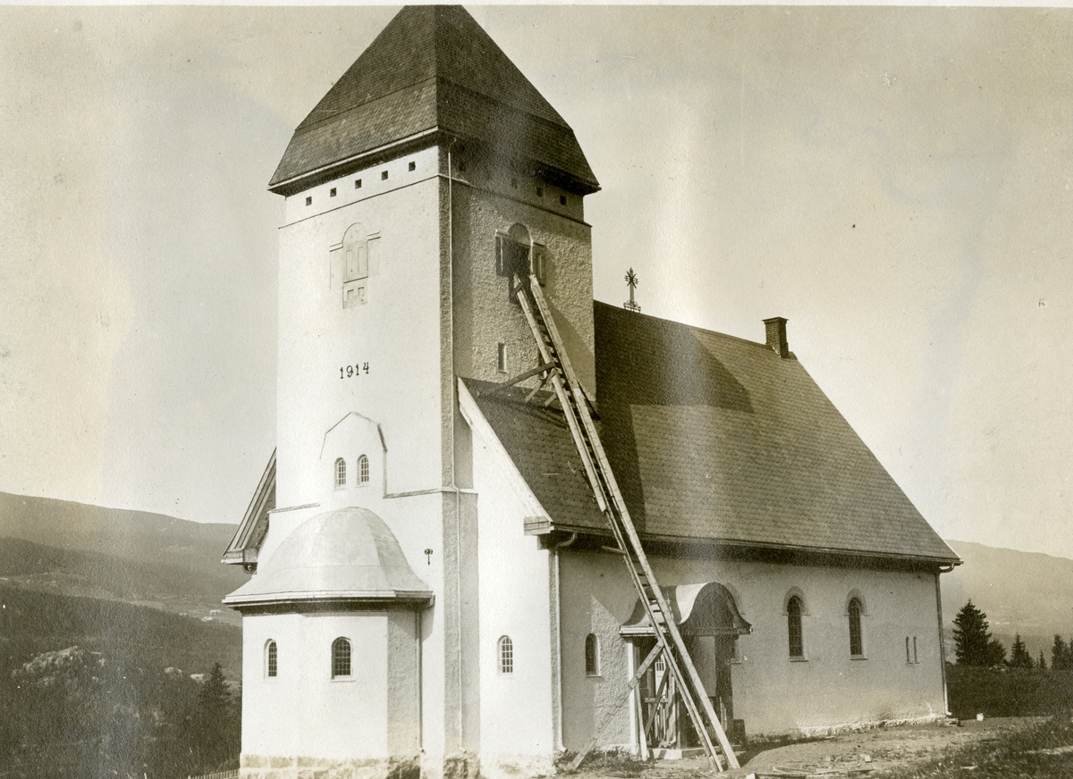 Opphenging av kyrkjeklokkene på nye Lomen kyrkje