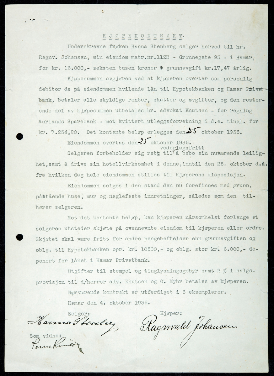 Kjøpekontrakt for eindommen Grønnegate 93. Salg av eiendommen fra Frøken Hanna Stenberg til Hr Ragnvald Johansen i oktober 1935. Prisen for eiendommen var 16.000,-