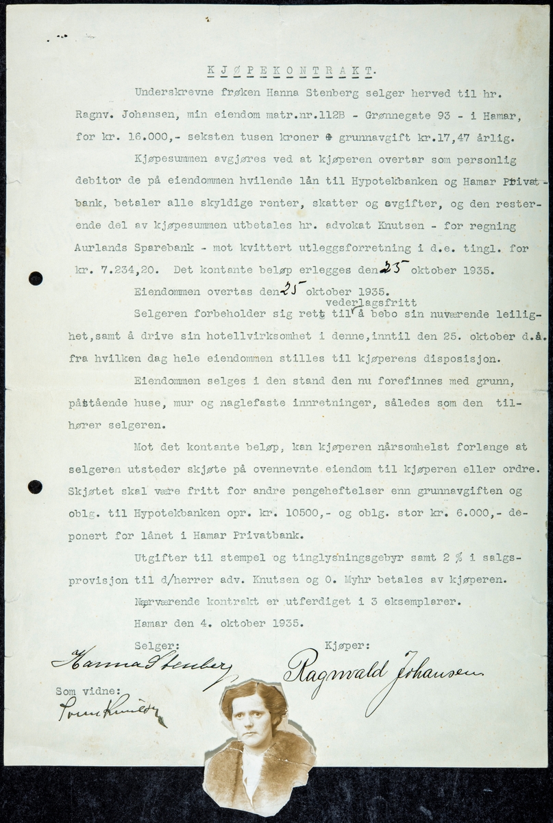 Kjøpekontrakt for eindommen Grønnegate 93. Salg av eiendommen fra Frøken Hanna Stenberg til Hr Ragnvald Johansen i oktober 1935. Prisen for eiendommen var 16.000,-