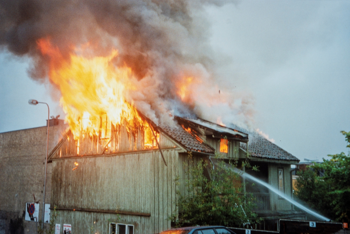 Brann i Østregate 93, Hamar. Høsten 1992.