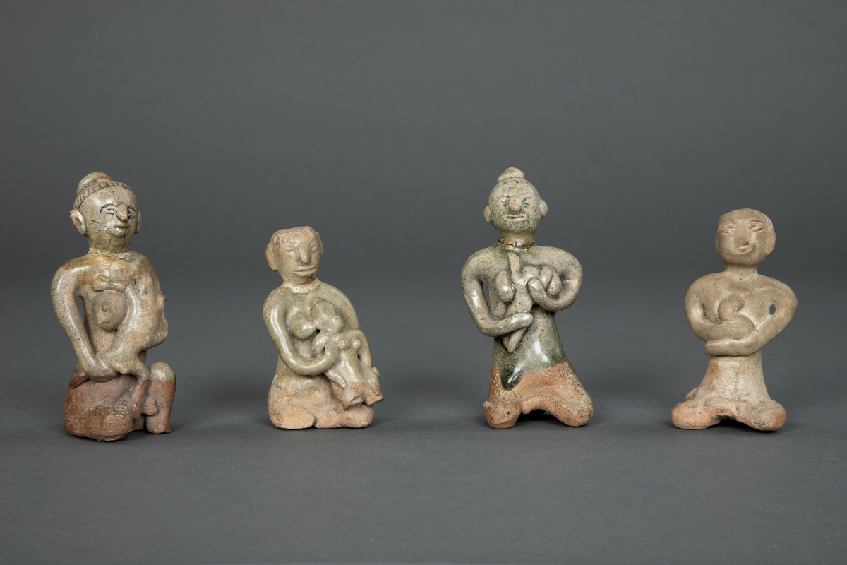 Fire figurer av mor og spedbarn.