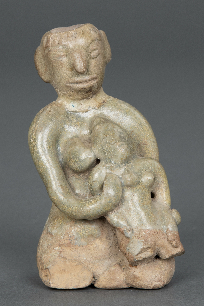 Fire figurer av mor og spedbarn.