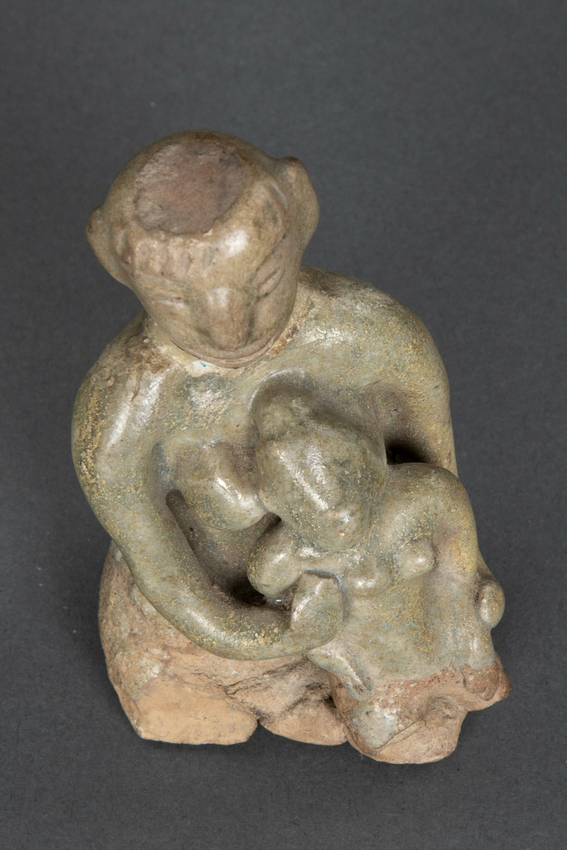 Fire figurer av mor og spedbarn.