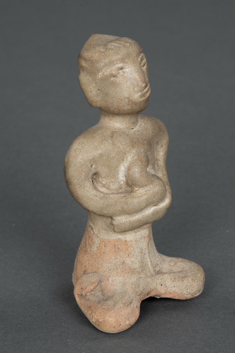 Fire figurer av mor og spedbarn.