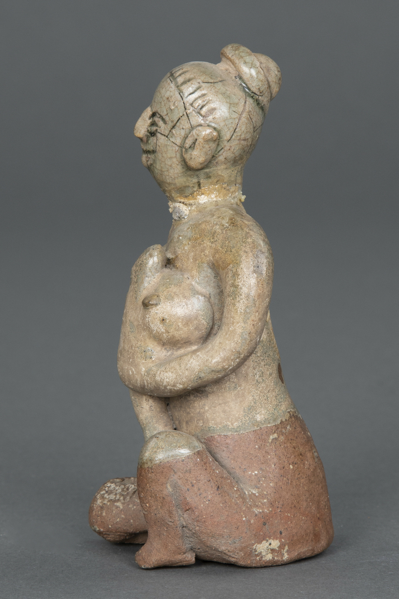 Fire figurer av mor og spedbarn.