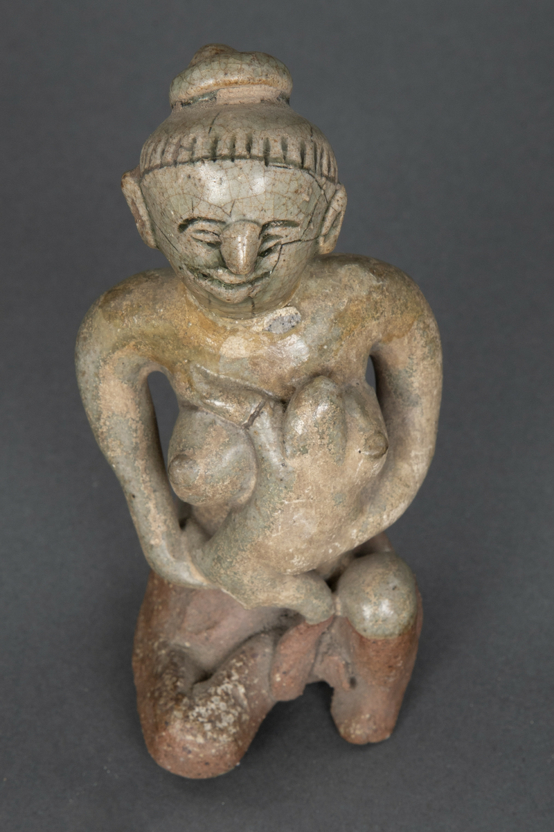 Fire figurer av mor og spedbarn.
