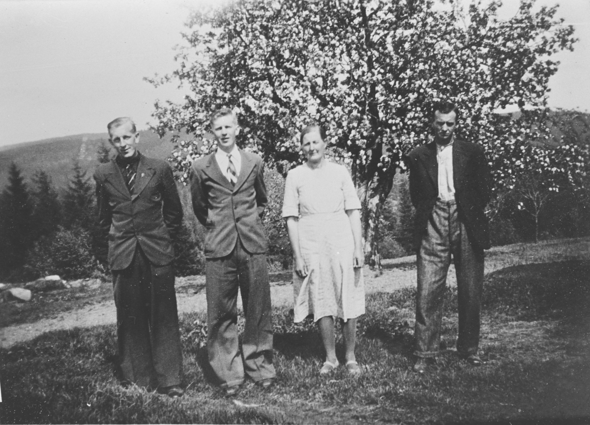 Ved apalen i hagen på Langerud, 1941. Fra venstre: Erling og Bjørn Langerud, Inga og Torstein Velstad.