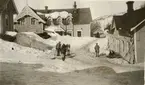 Soldater framför en byggnad.