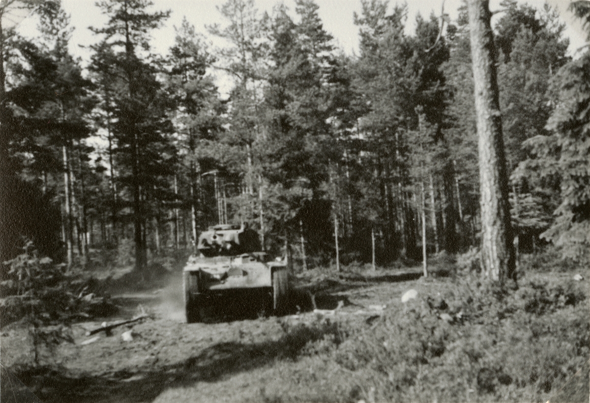 Text i fotoalbum: "Övning i pansarförstörning (Dalsland) aug 1942".