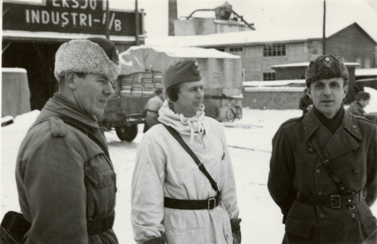 Text i fotoalbum: "Sunesson, Schött, jag. Eksjö 1947". Fotot är troligen taget vid Eksjö järnvägsstation.