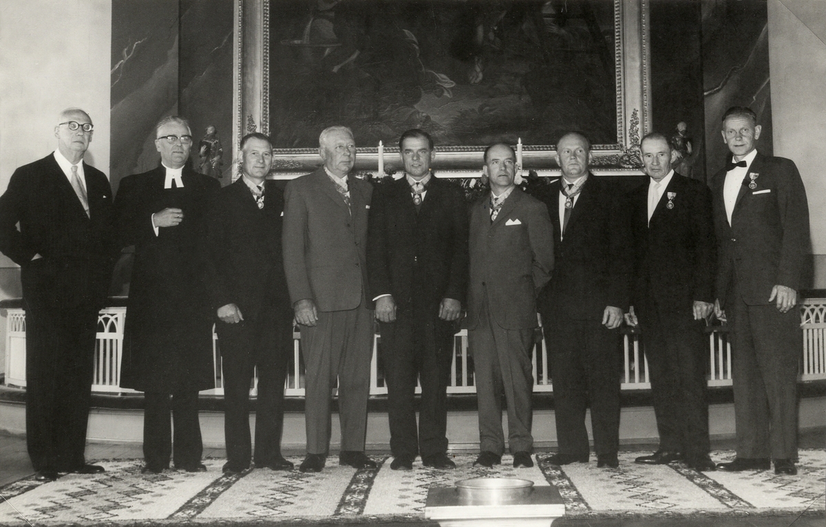 Förtjänstmedaljutdelning i Väckelsångs kyrka, ca 1960.
Medaljörer från Lidhems gods, tillsammans med kyrkoherden (och baron Leijonhufvud?), har ställt upp 
sig framför altaret.