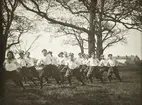 En grupp kvinnliga gymnaster har övning utomhus, utanför det nybyggda småskoleseminariet, Ringsberg, 
Växjö, ca 1914.