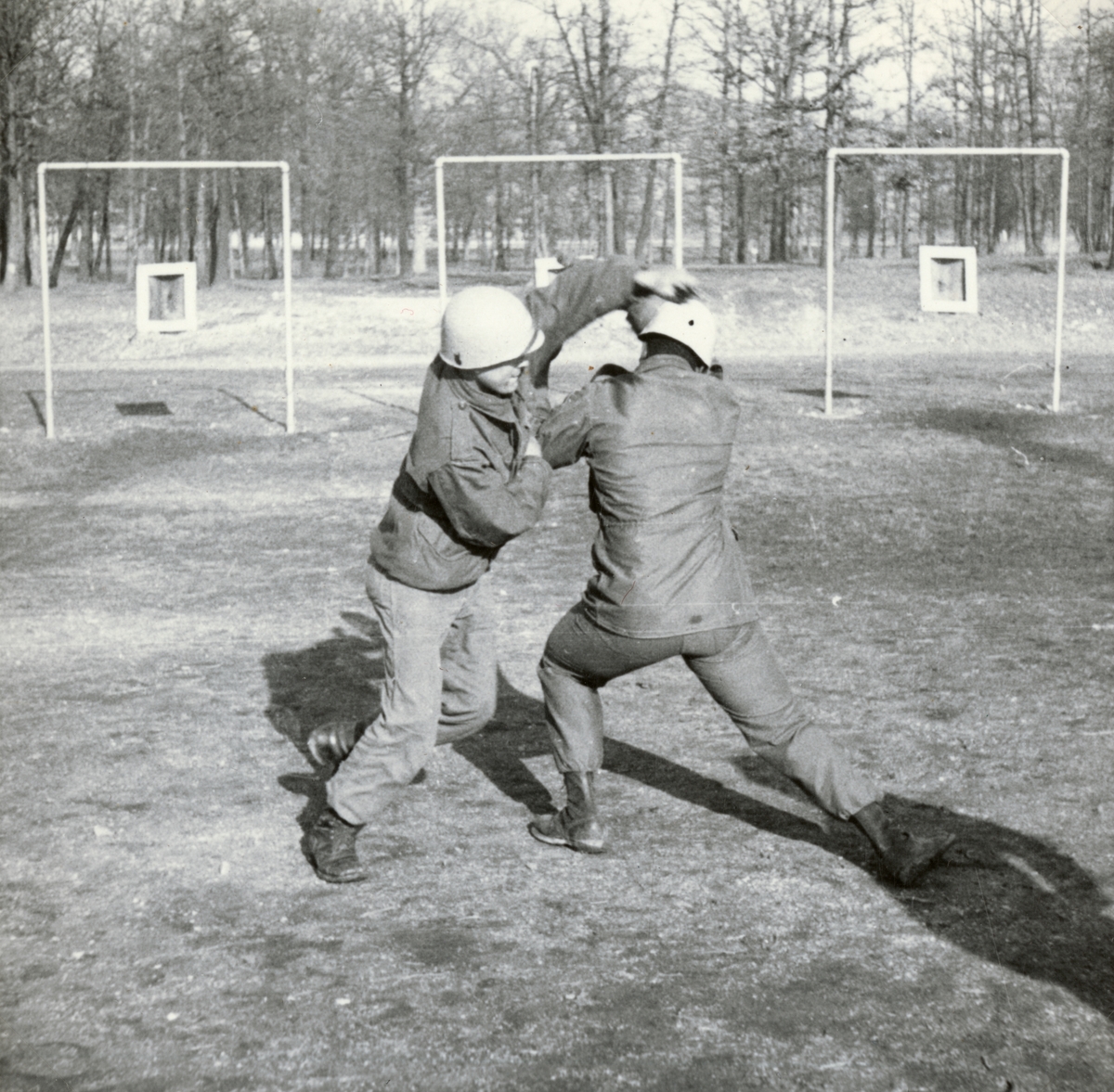 Text i fotoalbum: "Studieresa i USA mars-juni 1953. Övning i närkamp".