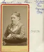 Enligt påskrift porträtt av fröken Emilia Åberg i Linköping, syster till kronofogde Åberg. Av detta tolkat föreställa Emilia Fredrika Åberg. Född i Linköping 1835 som dotter till källarmästare Carl Wilhelm Åberg och hustrun Sofia Andersdotter. Sina första år i livet kom Emilia att växa upp i stadens teaterhus, Assemblée- och spektakelhuset kallat, där föräldrarna drev restaurangrörelse, som i sin tur gick under namnet Stadshuskällaren. Emilias vuxna liv utanför föräldrahemmet tog sin början 1862. Sent detta år inflyttade hon till Rystad för att som mamsell ingå i prosten Håhls hushåll, men redan innan året var till ända flyttade kyrkoherden med familj till Vingåker, med Emilia som medföljande. Under våren 1865 avled prosten Håhl, och kort tid därefter även Emilias egen far, vilket fick henne att återvända till modern och kvarvarande syskon i Linköping. År 1870 nådde även moderns tid i livet sin ände. Året före hade två syskon till Emilie gått bort och en bror flyttat, men likväl bodde fyra syskon kvar i barndomshemmet, oaktat att de var i 30-årsåldern. Efter en tid sålde syskonen föräldrahemmet på Hunnebergsgatan och flyttade till ny, fortfarande gemensam, bostad inom nuvarande kvarteret Boklådan. Den tidigare nämnda brodern Otto flyttade snart till eget, men de återstående systrarna skulle komma att logera tillsammans tills deras respektive död. För Emilias del inträffade den i december månad 1903.