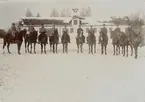 Gruppbild av soldater till häst.