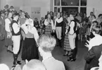 Dalarnas folkdanslag i Stockholm, dansar i stora hallen på nedre
botten.