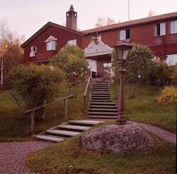 Semesterhemmets framsida, med trappa upp till entrén.