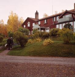 Semsterhemmets framsida, med trappa upp till entrén.