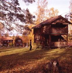 Ett av de tre gäststugor - härbren, som är belägna i skogsbr