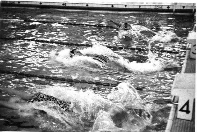 Här kämpas det om vem som skall bli först på 50 meter rygg för
damer.