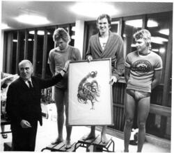 Enar Hellgren delar ut pris till vinnaren i 100 meter fritt,