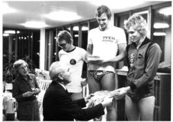 Enar Hellgren delar ut priset till 2:an 100 meter rygg, seni