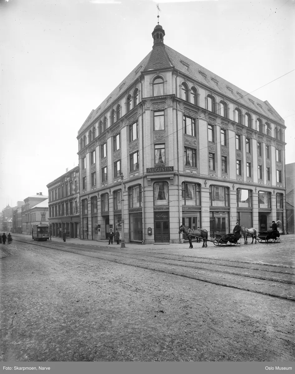 forretningsgårder, hjørnegård, Hotel Augustin, hester, sleder, mennesker, trikk
