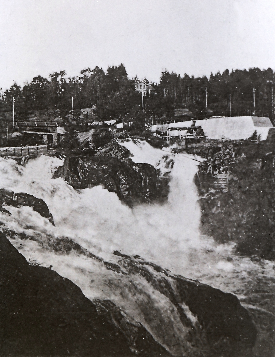 "Labrofoss ved Kongsberg"
Antakelig fra utbygging av fossen. Betongkonstruksjon til høyre.