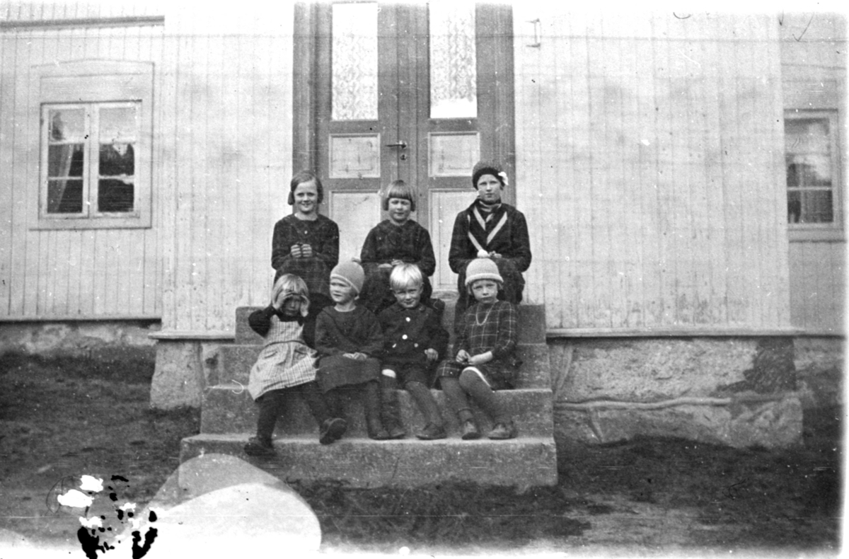 Barn på en trapp på Hunstad, 1933.