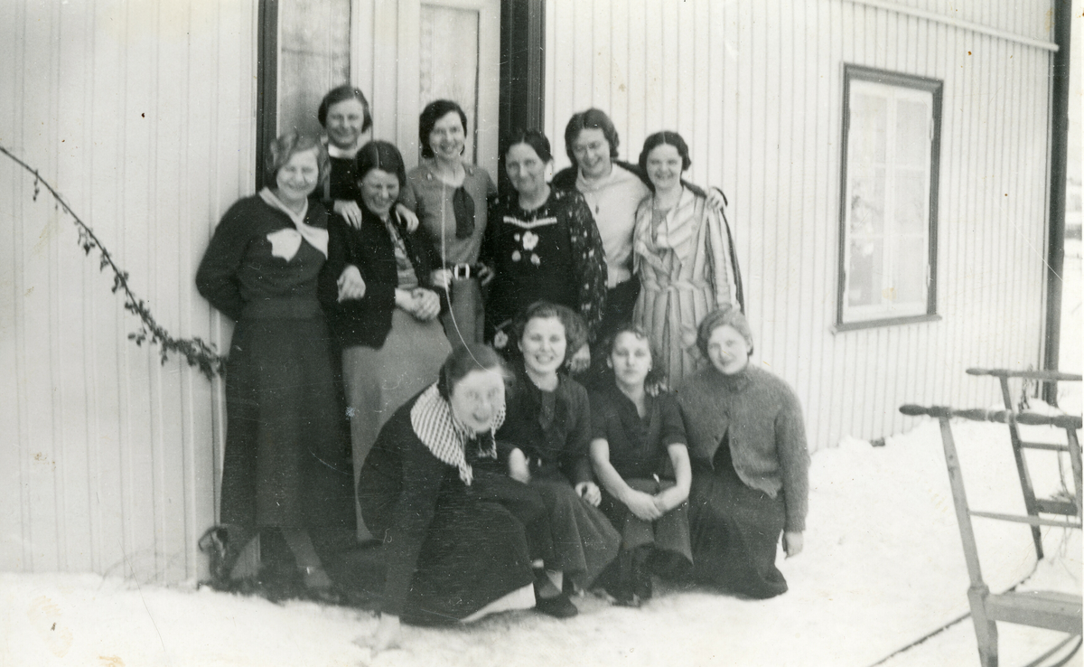 Syskule i Lien i regi av Bø bondekvinnelag.  Bakre rekkje: Tone Torstveit, Aslaug Lien (g. Wilhelmsen), Ragnhild Sørumshaugen, nr. 5 Gunhild Lien.  